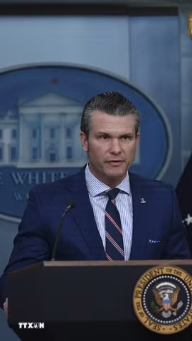 Bộ trưởng Quốc phòng Mỹ Pete Hegseth phát biểu trong cuộc họp báo tại Washington D.C. (Ảnh: Anadolu Agency/TTXVN)