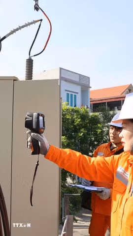 Công nhân Công ty Điện lực Hưng Yên kiểm tra việc vận hành hệ thống điện phục vụ đảm bảo điện trên địa bàn. (Ảnh: Mạnh Khánh/TTXVN)