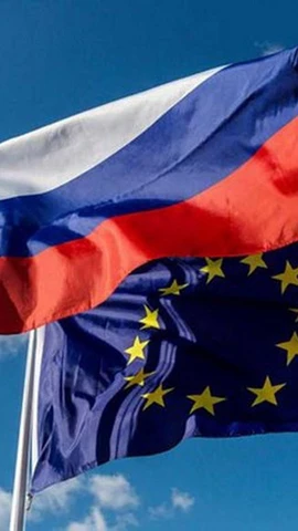 Cờ của Nga và EU. (Ảnh: moderndiplomacy)