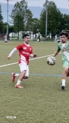Trận thi đấu tại giải bóng đá “FAVIJA KANSAI CUP 2025”. (Ảnh: Nguyễn Tuyến/TTXVN)