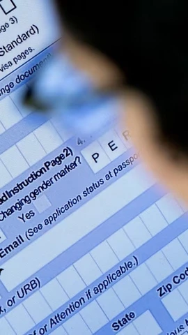 Một người đang tích giới tính X vào điền đơn xin hộ chiếu tháng 4/2022. (Ảnh: AFP/Getty Images)