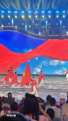 Chương trình nghệ thuật tại Gala nghệ thuật “Tổ quốc bình yên” do Bộ Công an phối hợp với thành phố Đà Nẵng tổ chức. (Ảnh: Khoa Chương/TTXVN)
