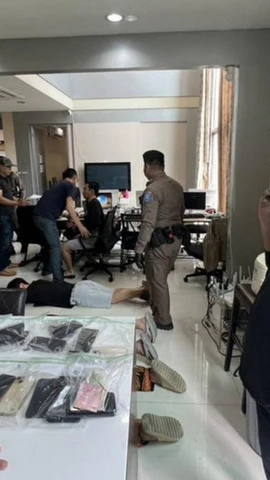 Cảnh sát bắt giữ các thành viên băng đảng lừa đảo người Hàn Quốc tại một biệt thự ở quận Bang Lamung, tỉnh Chon Buri, Thái Lan. (Ảnh: Bangkok Post)