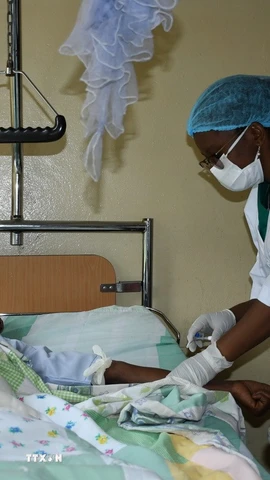 Nhân viên y tế điều trị cho bệnh nhân mắc sốt rét tại bệnh viện ở Goma, CHDC Congo. (Ảnh: THX/TTXVN)