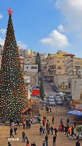 Cây thông Noel bên ngoài Nhà thờ Truyền Tin Chính thống Hy Lạp ở Nazareth. (Ảnh: TTXVN phát)