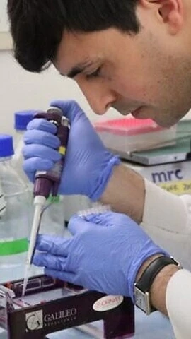 Các nhà khoa học nghiên cứu vaccine mRNA chống vi khuẩn kháng kháng sinh tại Đại học Tel Aviv. (Ảnh: Đại học Tel Aviv)