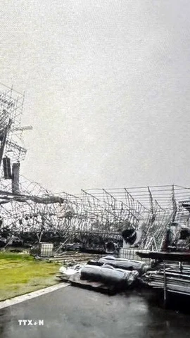 Sân khấu dự kiến diễn ra chương trình Đại nhạc hội Mùa Hè rực sáng tại phường Bãi Cháy, tỉnh Quảng Ninh bị gió giật mạnh gây hư hỏng khiến chương trình bị hoãn. (Ảnh: TTXVN phát)