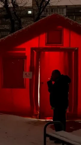 Ukraine đã dựng lên những chiếc lều đặc biệt để người dân có thể trú ẩn trong trường hợp mất điện giữa mùa Đông. (Ảnh: AP)