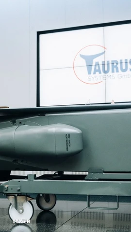 Tên lửa hành trình Taurus được trưng bày tại cơ sở sản xuất tên lửa ở Schrobenhausen, miền Nam Đức ngày 5/3/2024. (Ảnh: AFP/TTXVN)