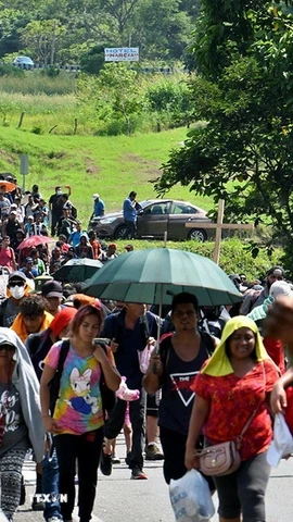 Người di cư di chuyển tại Huixtla, bang Chiapas, Mexico trong hành trình tới Mỹ ngày 27/10/2021. (Ảnh: AFP/TTXVN)