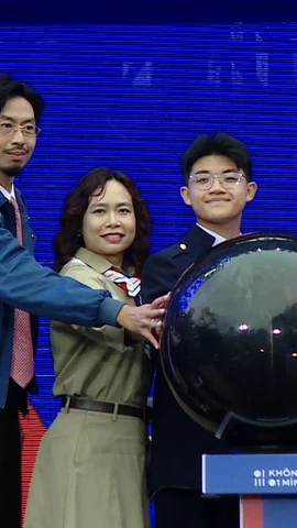 Các đại biểu nhấn nút khai mạc Ngày hội An toàn trực tuyến “Không Một Mình”. (Ảnh: PV/Vietnam+)