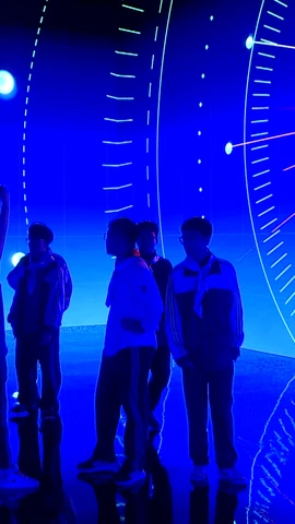 Học sinh trải nghiệm hệ thống tương tác ánh sáng, âm thanh tại Ngày hội An toàn trực tuyến “Không Một Mình”. (Ảnh: PV/Vietnam+)