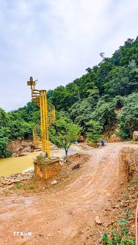 Đoàn công tác của UBND xã Kim Anh (Hà Nội) kiểm tra hiện trạng sử dụng đất, xây dựng công trình và cải tạo cảnh quan tại khu vực rừng phòng hộ Sóc Sơn. (Ảnh: Trung Nguyên/TTXVN)