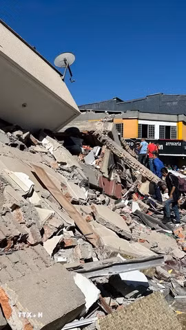 Tòa nhà bị sập sau động đất tại Pereira, Colombia ngày 10/8/2026. (Ảnh: AA/TTXVN phát)
