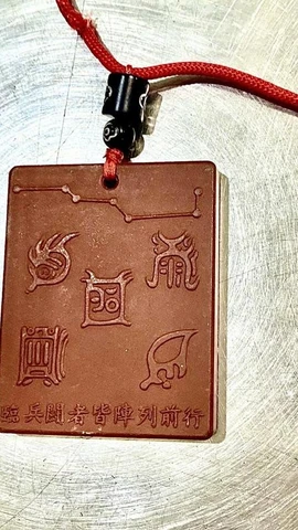 Chiếc "bùa hộ mệnh" chứa mức phóng xạ 168,6 microsievert/h, cao hơn 1.686 lần so với mức nền bình thường. (Ảnh: chinadaily)