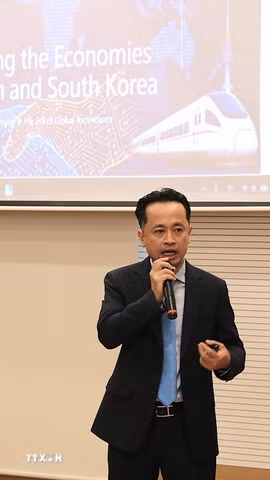 Tham tán Thương mại Việt Nam tại Hàn Quốc Phạm Khắc Tuyên phát biểu tại hội thảo. (Ảnh Khánh Vân/TTXVN)