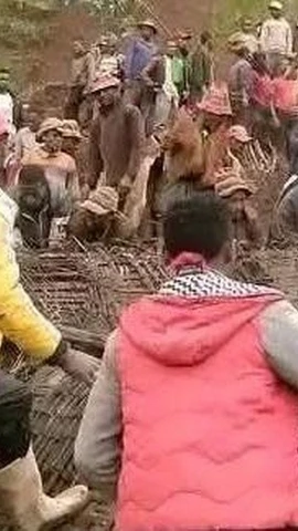 Tìm kiếm các nạn nhân vụ lở đất. (Nguồn: AOL)