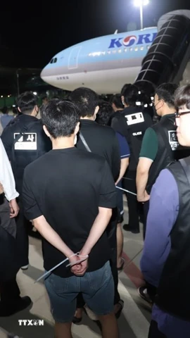 Các công dân Hàn Quốc liên quan hoạt động lừa đảo sử dụng công nghệ được bàn giao tại sân bay quốc tế ở thủ đô Phnom Penh, Vương quốc Campuchia, tối 17/10/2025. (Ảnh: AKP/TTXVN phát)