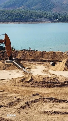 Hiện trường bãi tập kết ven hồ thủy điện Ia Ly, đoạn tiếp giáp tổ 3, xã Ia Ly, tỉnh Gia Lai. (Ảnh: Hoài Nam/TTXVN)