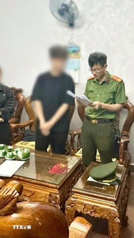 Cơ quan An ninh điều tra Công an tỉnh Thanh Hóa tiến hành khám xét tại nhà N.V.X (tên nhân vật đã được thay đổi), đối tượng cầm đầu vụ án. (Ảnh: TTXVN phát)