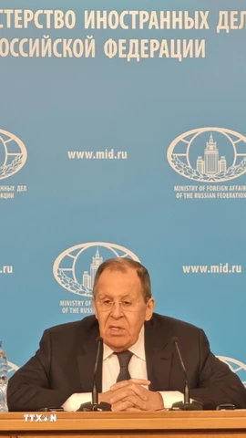 Ngoại trưởng Sergey Lavrov trả lời phóng viên TTXVN tại Liên bang Nga về Đại hội XIV. (Ảnh: Tâm Hằng/TTXVN)