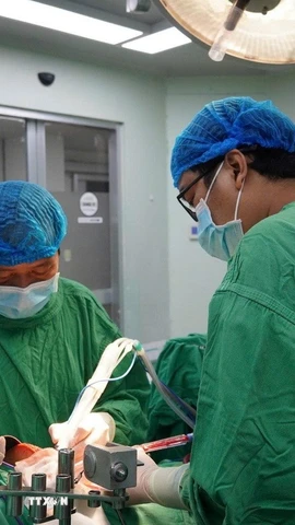 Êkíp các bác sỹ thực hiện ca phẫu thuật. (Ảnh: TTXVN phát)