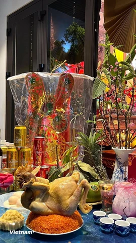 Mâm lễ cúng Giao thừa. (Ảnh: Bích Hằng/Vietnam+)