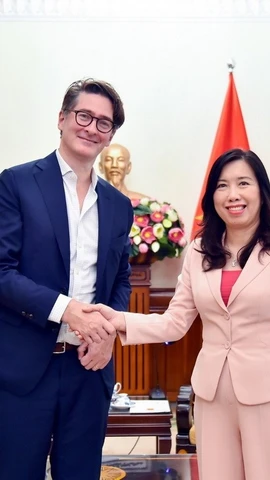 Thứ trưởng Bộ Ngoại giao Lê Thị Thu Hằng (phải) gặp ông John Fraher. (Ảnh: Bộ Ngoại giao)