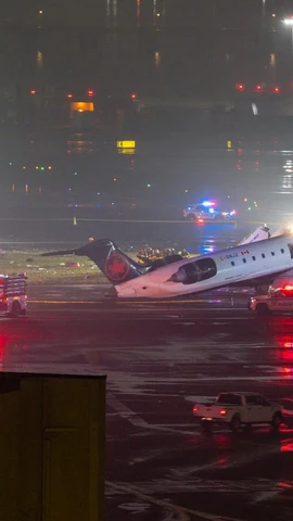 Chiếc máy bay Air Canada Express bị hư hỏng nặng với phần mũi bị gãy tại sân bay LaGuardia. (Nguồn: The New York Times)