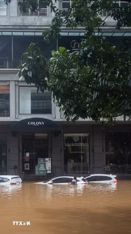 Cảnh ngập lụt sau những trận mưa lớn tại Jakarta, Indonesia. (Ảnh: THX/TTXVN)