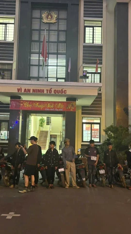 Cảnh sát giao thông Sơn La xử lý 13 thanh thiếu niên tụ tập, chạy xe dàn hàng ngang, phóng nhanh, vi phạm nhiều lỗi, gây mất trật tự an toàn giao thông. (Ảnh: CACC)