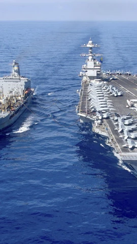 Tàu sân bay USS Gerald R. Ford tiếp nhiên liệu từ tàu tiếp tế dầu USNS Laramie trên đường đến Địa Trung Hải ngày 11/10/2023. (Ảnh: AP)