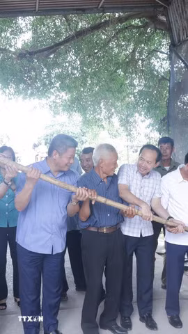 Lãnh đạo tỉnh Hưng Yên và người dân tháo dỡ barie thu phí của cầu Đún sau khi chủ đầu tư đồng ý hiến tặng cầu. (Ảnh: Đinh Văn Nhiều/TTXVN)