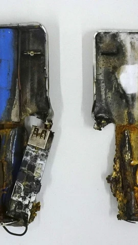 Một cục sạc dự phòng bị cháy trong một thí nghiệm tái hiện tai nạn pin lithium-ion. ((Nguồn: Kyodo)