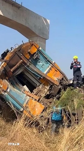 Lực lượng cứu hộ làm nhiệm vụ tại hiện trường vụ sập cần cẩu xuống đoàn tàu chở khách ở huyện Sikhio, Thái Lan ngày 14/1/2026. (Ảnh: THX/TTXVN)