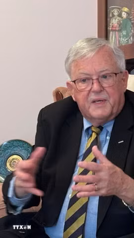 Giáo sư Carl Thayer thuộc Học viện Quốc phòng Australia, Đại học New South Wales trả lời phỏng vấn của phóng viên TTXVN tại Australia. (Ảnh: Lê Đạt/TTXVN)