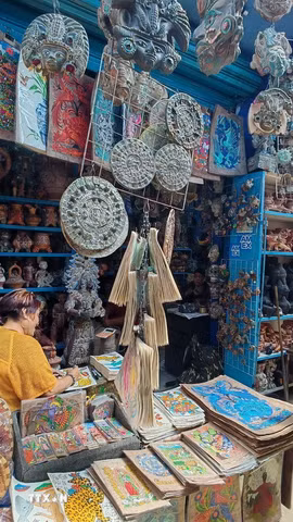 Du khách quốc tế tại chợ La Ciudadela ở thủ đô Mexico City. (Ảnh: Phương Lan/TTXVN)