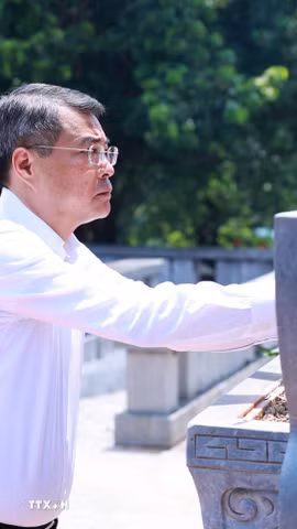 Thủ tướng Lê Minh Hưng dâng hương tưởng niệm các Anh hùng Liệt sỹ tỉnh Phú Thọ. (Ảnh: Dương Giang/TTXVN)