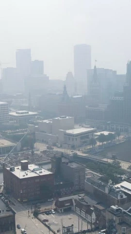 Khói mù từ các đám cháy rừng ở Canada bao phủ trung tâm thành phố Milwaukee, Mỹ ngày 31/7. (Ảnh: CNN)