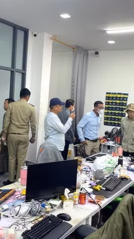 Chính quyền Đô thành Phnom Penh phối hợp cùng các cơ quan hữu quan triệt phá nhiều địa điểm được sử dụng làm trung tâm lừa đảo trực tuyến tại các quận trung tâm thủ đô Phnom Penh, bắt giữ hàng trăm nghi phạm, tịch thu nhiều vật chứng. (Ảnh: AKP/TTXVN phát)