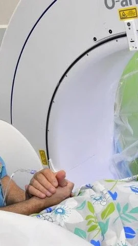 Tiến sỹ Udi Bonshtein và bệnh nhân được phẫu thuật thôi miên. (Ảnh: ynetnews)