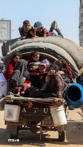 Người dân Palestine mang theo đồ đạc trở về thành phố Gaza ngày 11/10/2025. (Ảnh: THX/TTXVN)