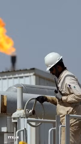 Nhà máy lọc dầu tại giếng dầu Ahdab ở tỉnh Wasit, Iraq. (Ảnh: THX/TTXVN)