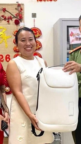 Công an cửa khẩu Cảng hàng không quốc tế Đà Nẵng trao trả lại tài sản bỏ quên cho người đại diện của du khách Ấn Độ. (Ảnh Công an cung cấp)