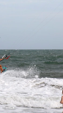 Sóng mạnh, gió lớn của biển Mũi Né (Lâm Đồng) luôn tạo được cảm giác mạnh, thích thú cho du khách chơi lướt ván diều. (Ảnh: Nguyễn Thanh/TTXVN)