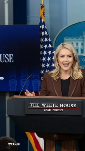 Thư ký báo chí Nhà Trắng Karoline Leavitt phát biểu họp báo tại Washington, D.C., Mỹ. (Ảnh: THX/TTXVN)
