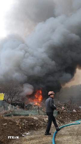 Hiện trường đám cháy tại làng Guryong, quận Gangnam, Hàn Quốc sáng 16/1/2026. (Ảnh: Yonhap/TTXVN)