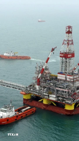 Giàn khoan dầu của Nga trên Biển Caspi. (Ảnh: AFP/TTXVN)