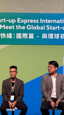 Anh Nguyễn Lê Anh Duy – thành viên dự án BioWraps chia sẻ về các sản phẩm của công ty. (Ảnh: Mạc Luyện/TTXVN)