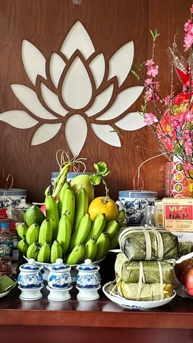 Bàn thờ gia tiên ngày Tết. (Ảnh: Bích Hằng/Vietnam+)